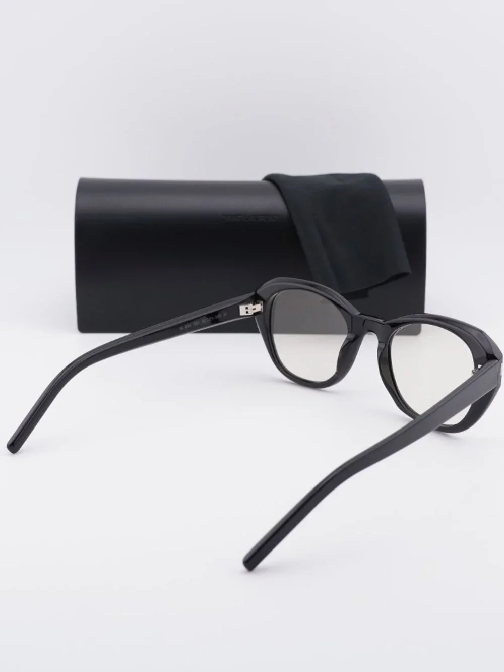 Saint Laurent model sl604